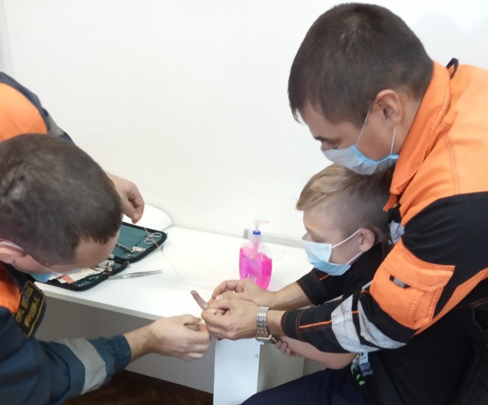 «Палец опух и покраснел»: ярославские спасатели освободили ребенка