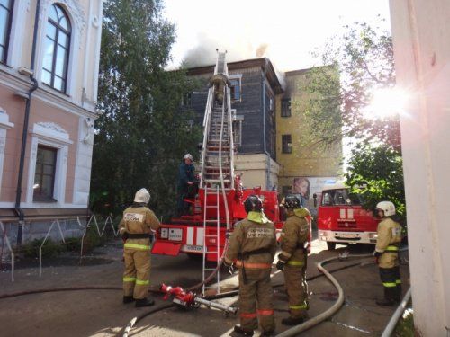 В Ярославле сгорел заброшенный дом 