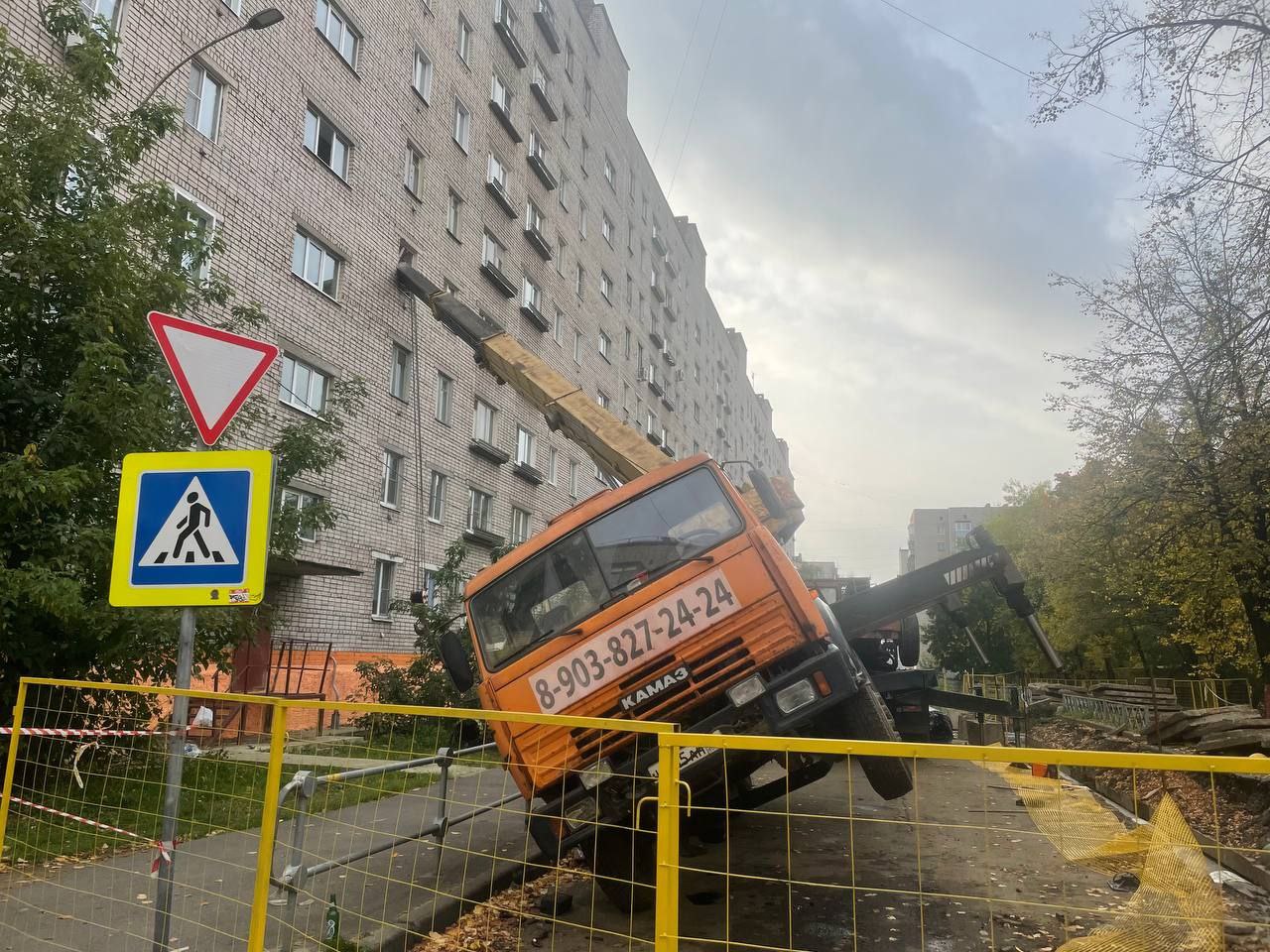 Влетел в окно: в Рыбинске автокран упал на дом | 29.09.23 | Яркуб