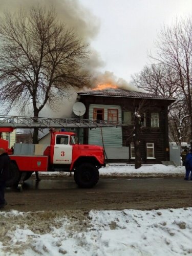 В Ярославле поймали поджигателя деревянного дома на Красном перекопе, пожар ликвидировали весь день
