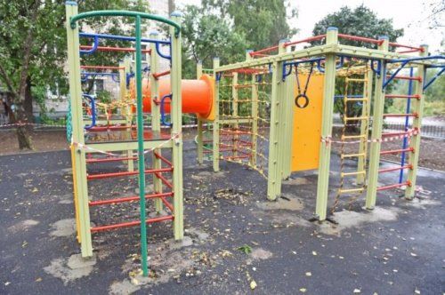 В Ярославле на Автозаводской улице появилась детская площадка со спортивным комплексом