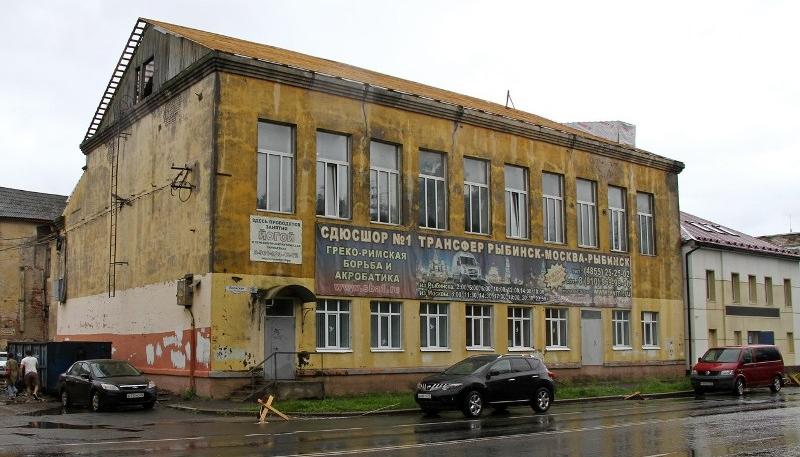 В Рыбинске уже наполовину отремонтировали крышу спортшколы № 1