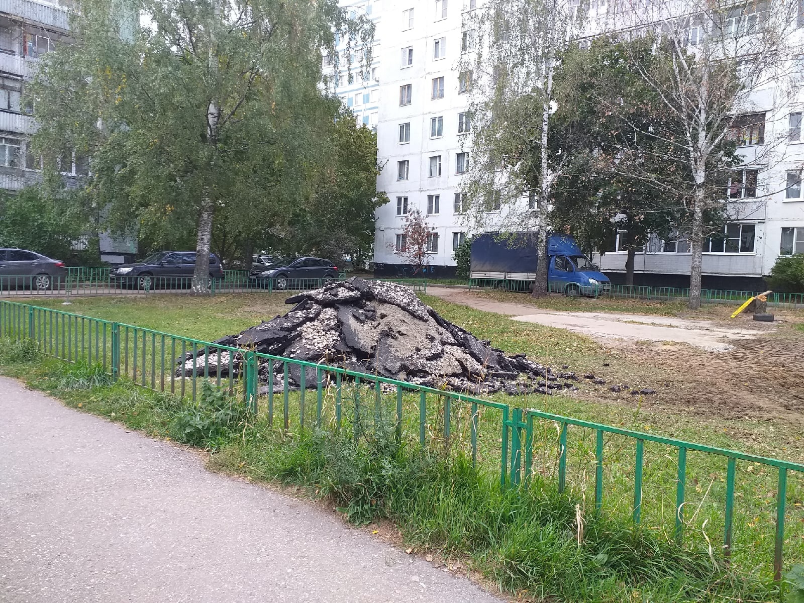 Там оказались трубы: стало известно, зачем в Ярославле срезали асфальт на новой площадке