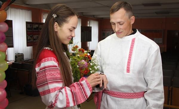 В Рыбинской колонии провели обряд венчания и регистрацию брака_160645