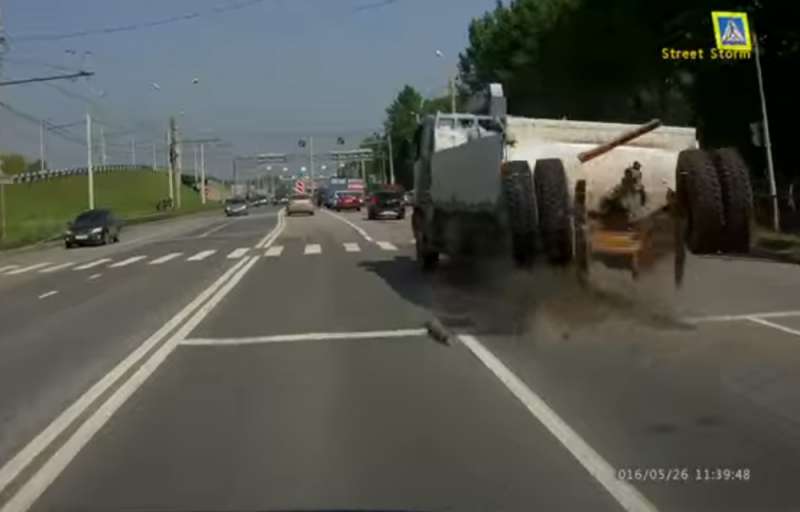 В Ярославле на дороге грузовик потерял задние колеса во время движения (видео) 