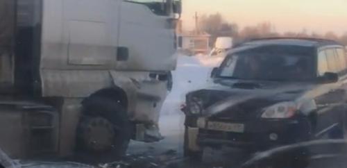 На ЮЗОД в Ярославле столкнулись 4 автомобиля: видео 