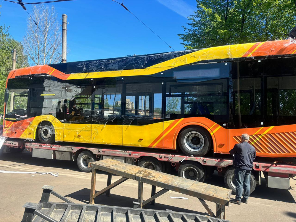 В Ярославль прибыли два новых троллейбуса с увеличенным автономным ходом