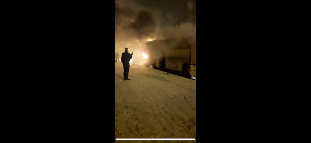 Видео дня. В центре Ярославля в крупном пожаре пострадал автобус