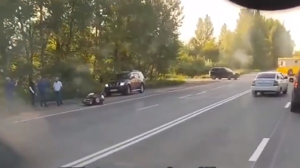 Водитель не уступил дорогу: в Ярославле столкнулись автобус и мотоцикл_242972