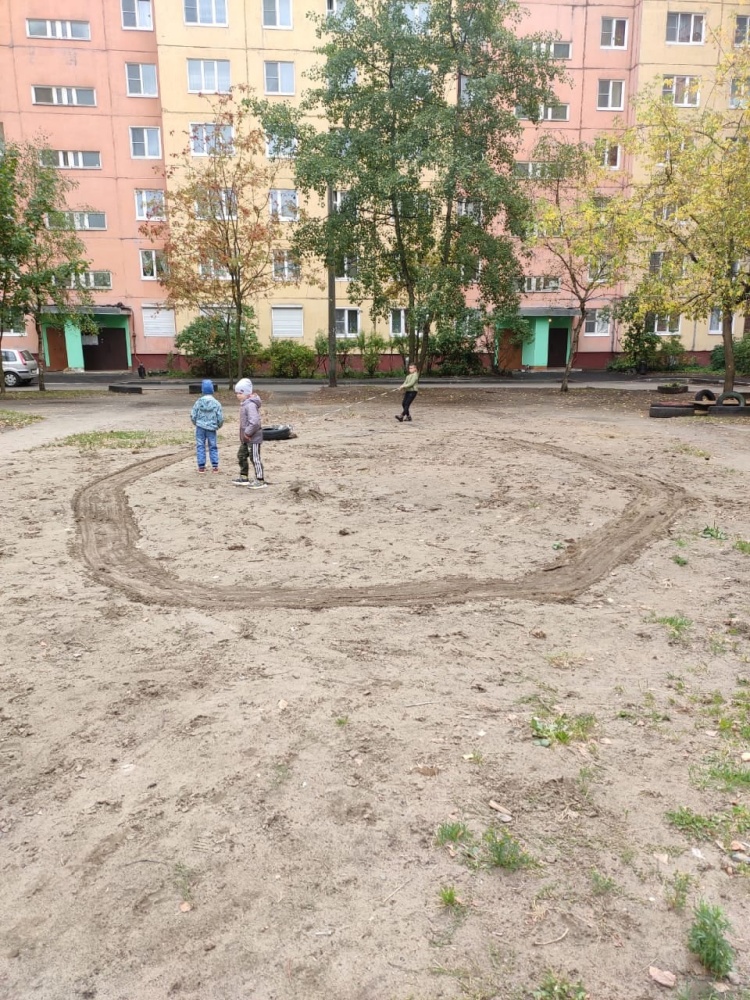«Про нас забыли»: жители двора в Заволжском районе борются за возвращение детского городка