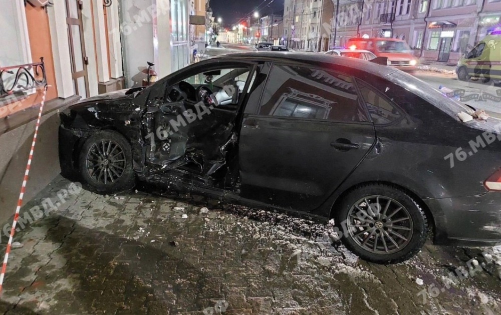 В центре Ярославля молодой водитель «Фольксвагена» врезался в ресторан