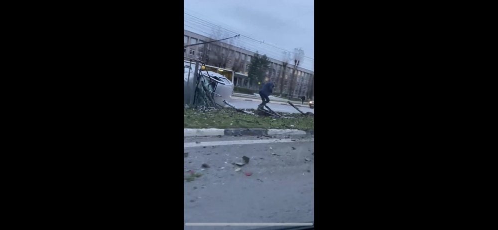 Ярославец влетел в забор: ДТП попало на видео