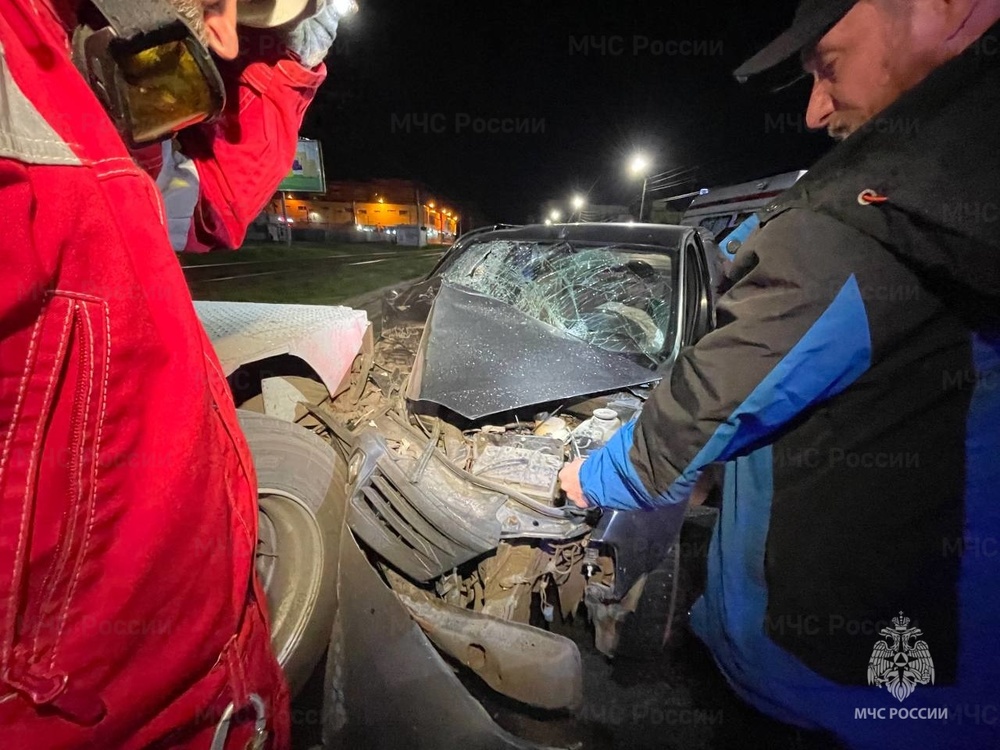 В Ярославле в ДТП с грузовиком пострадал пассажир легковушки