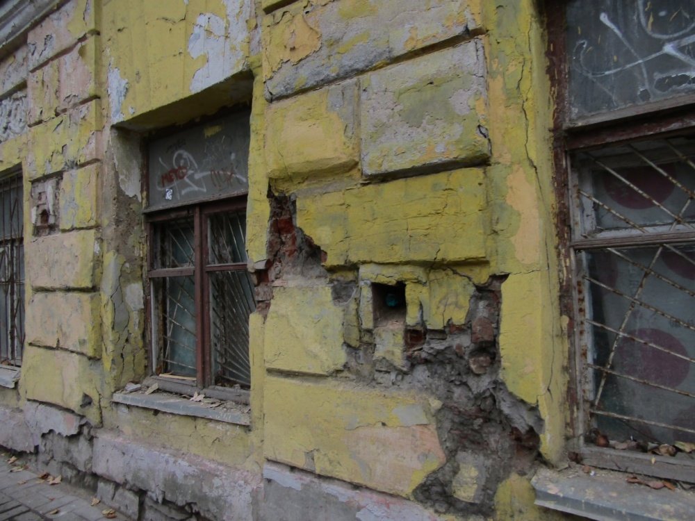 «Отвалился кусок исторической стены»: градозащитница обратила внимание на разрушающееся здание в центре Ярославля