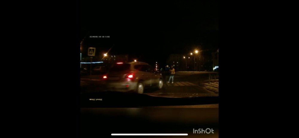 В центре Ярославля молодой водитель сбил двух пешеходов. Видео