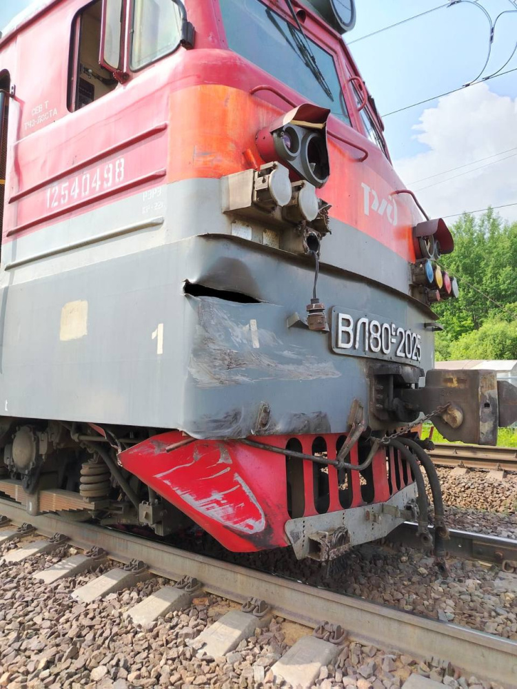В Ярославской области на переезде поезд снёс фуру