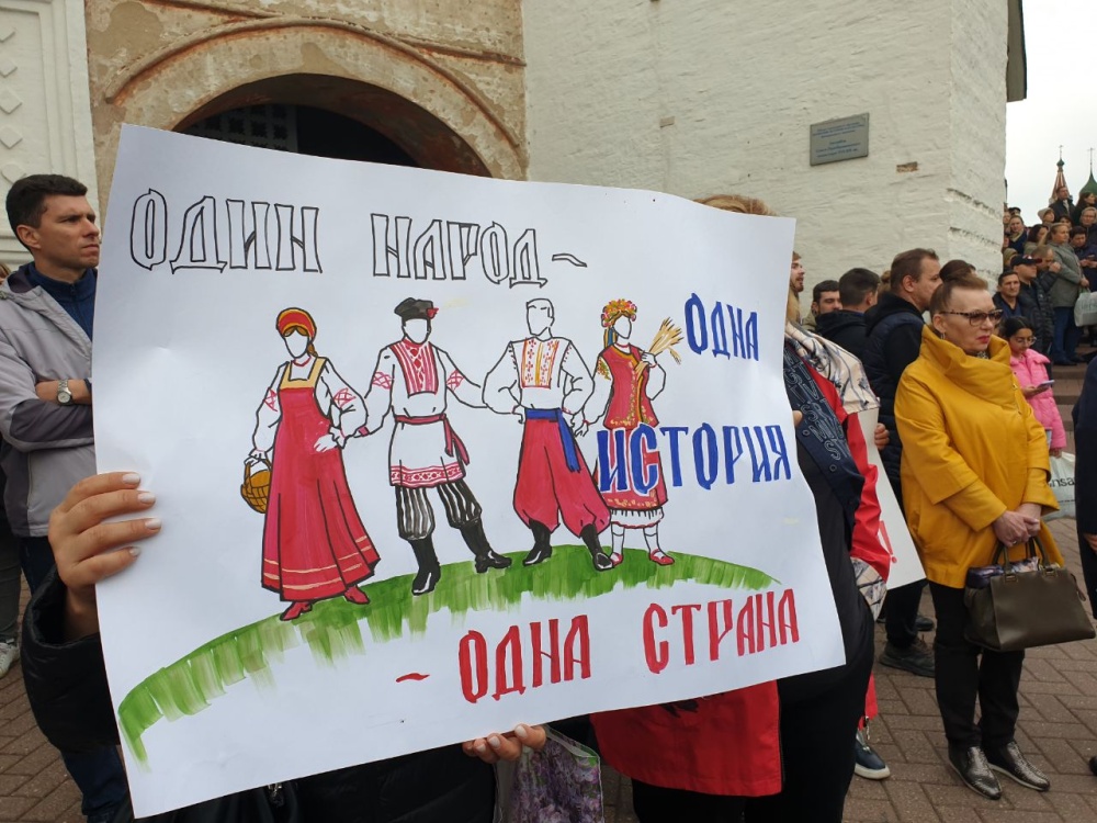 В поддержку референдумов: ярославцы собрались в центре города на митинге-концерте