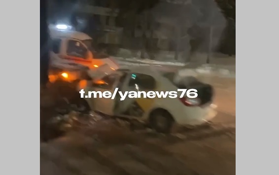 Пострадал мужчина: в Ярославле в ДТП угодил автомобиль такси