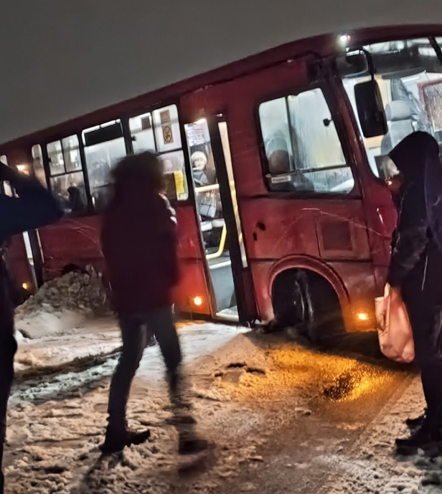 Под Ярославлем автобус с пассажирами вылетел с дороги