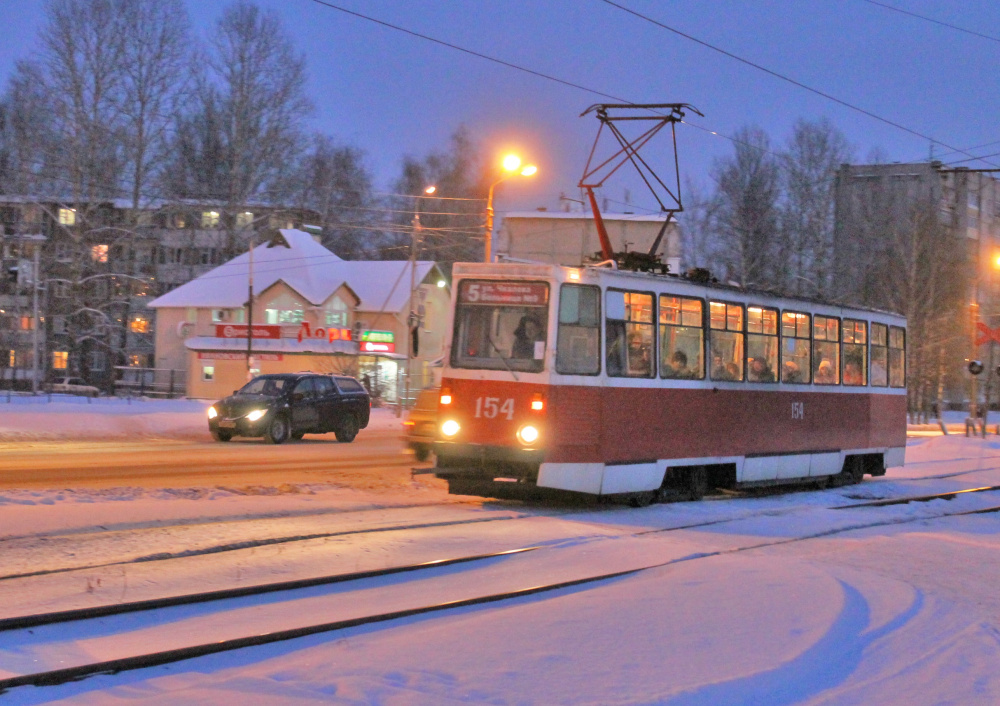 В Ярославле легковушка врезалась в трамвай