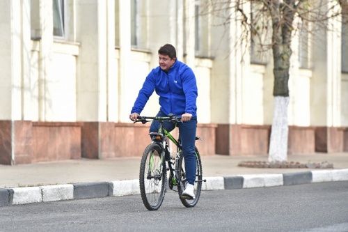 Мэр Владимир Слепцов и его подчиненные приехали на работу на велосипеде: как это было