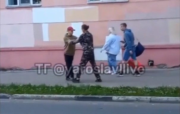 Приставал и пинал прохожих: в Ярославле ищут хулигана в камуфляжном костюме