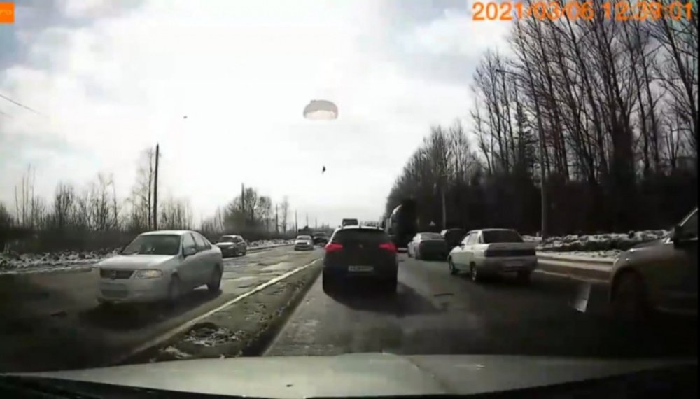 Водители в шоке: в Ярославле парашютист приземлился на дорогу