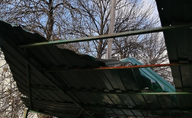 В центре Ярославля на ребенка упал кусок профнастила с крыши