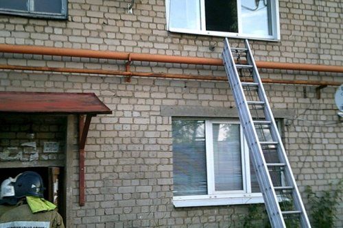 В Ростове огонь повредил квартиру: два человека спасены 