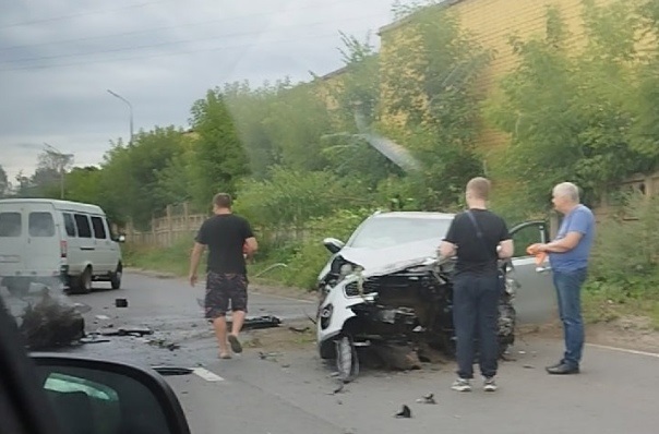 В Ярославле водитель легковушки на большой скорости врезался в забор и столб