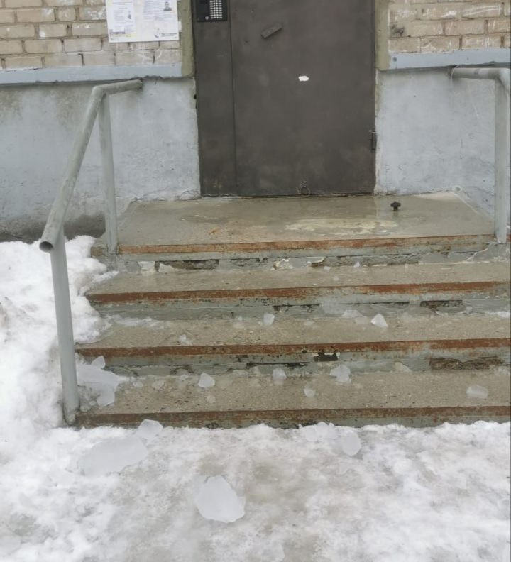 В Ярославле снежная глыба с крыши рухнула на женщину с детьми