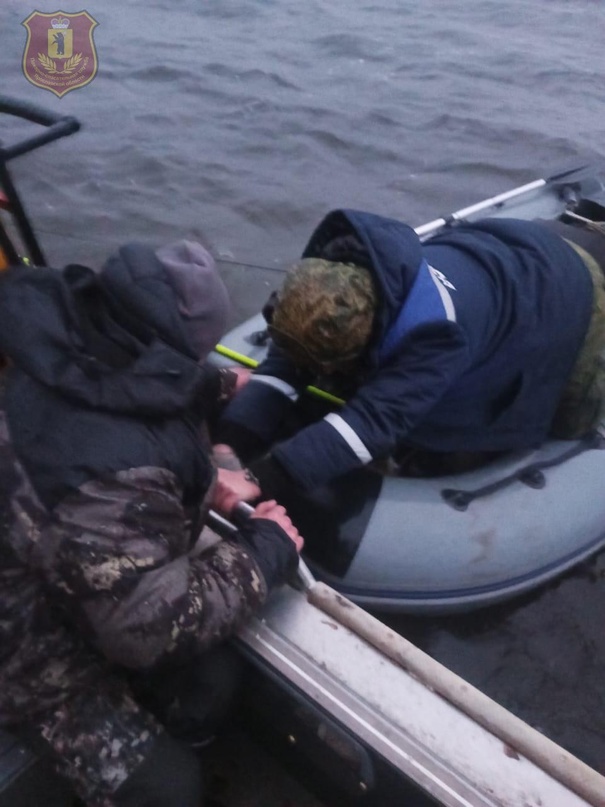 Спасатели помогли рыбакам, которых чуть не унесло в Рыбинское водохранилище