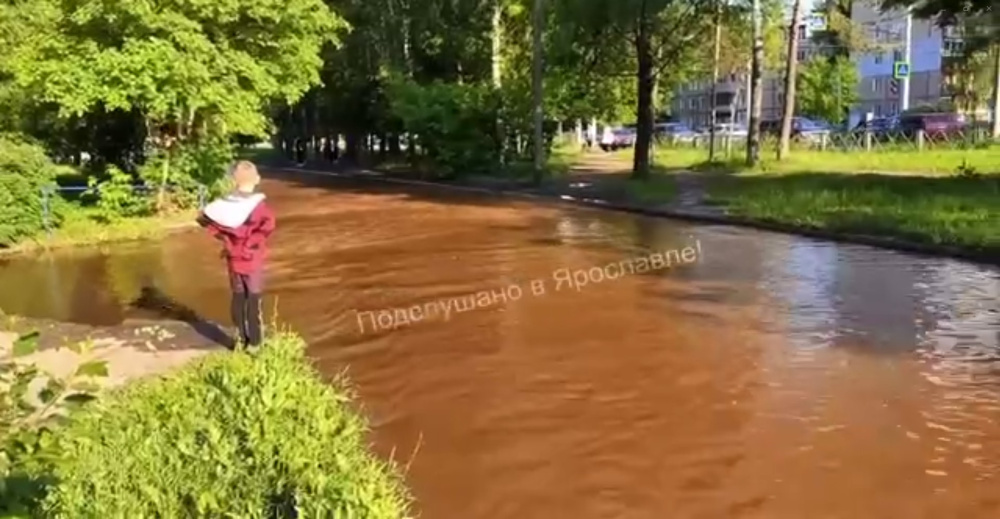 Улица в Дзержинском районе Ярославля ушла под воду