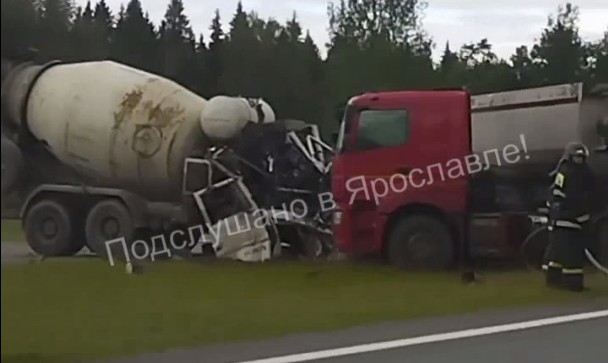 Тело накрыли простыней: под Ярославлем столкнулись два грузовика_245782
