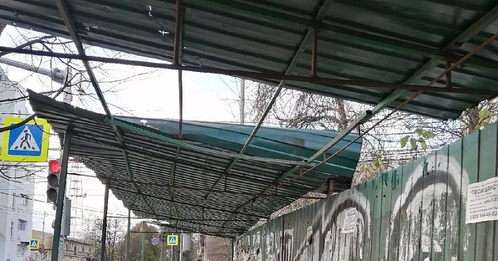 В Ярославле на ребенка упал профнастил с крыши: реакция следователей