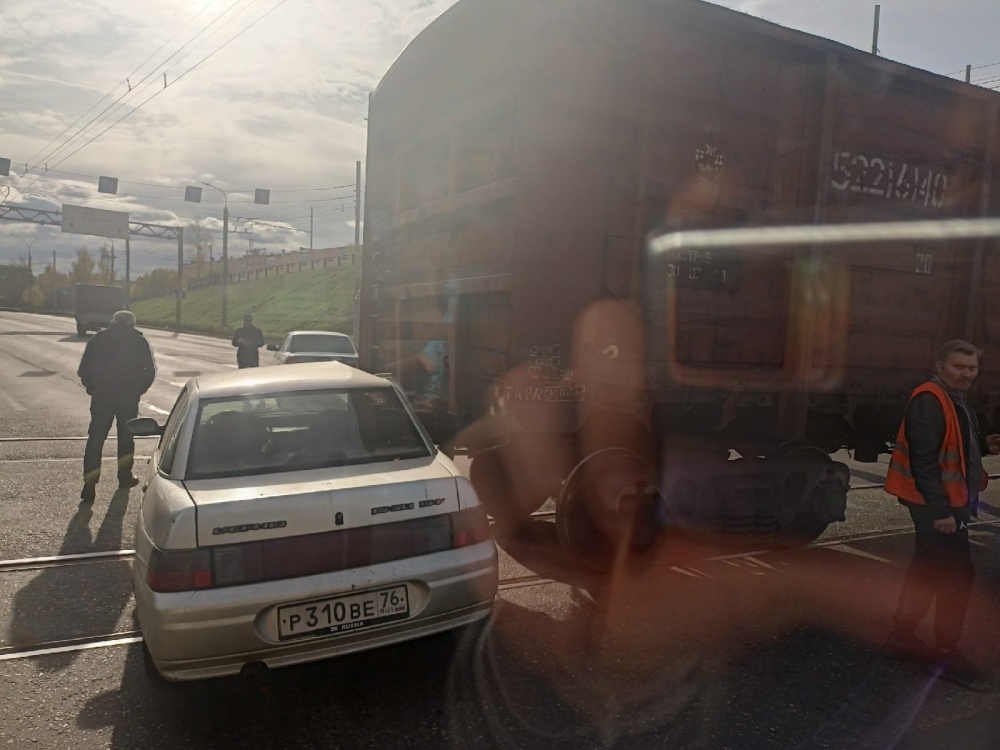 В Ярославле водитель легковушки врезался в товарный поезд
