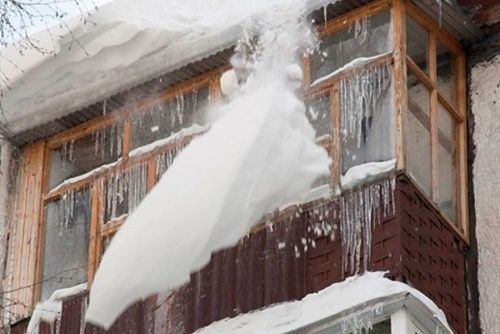 Ярославскую управляющую компанию привлекут к ответственности за падение льда с крыши на девочку
