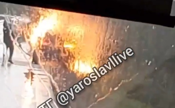 «Как жарко»: на трассе Тутаев — Ярославль сгорел автомобиль
