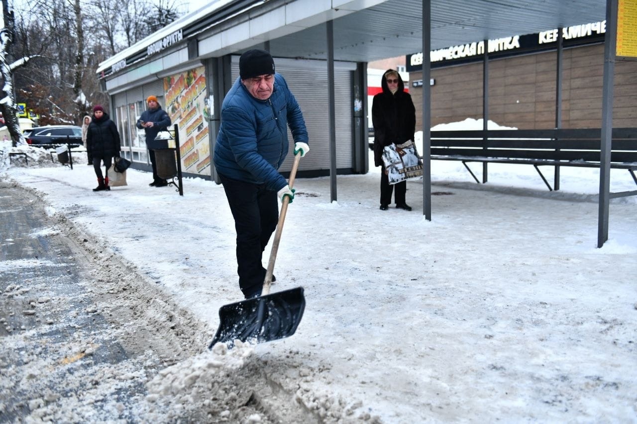 Убирают снег