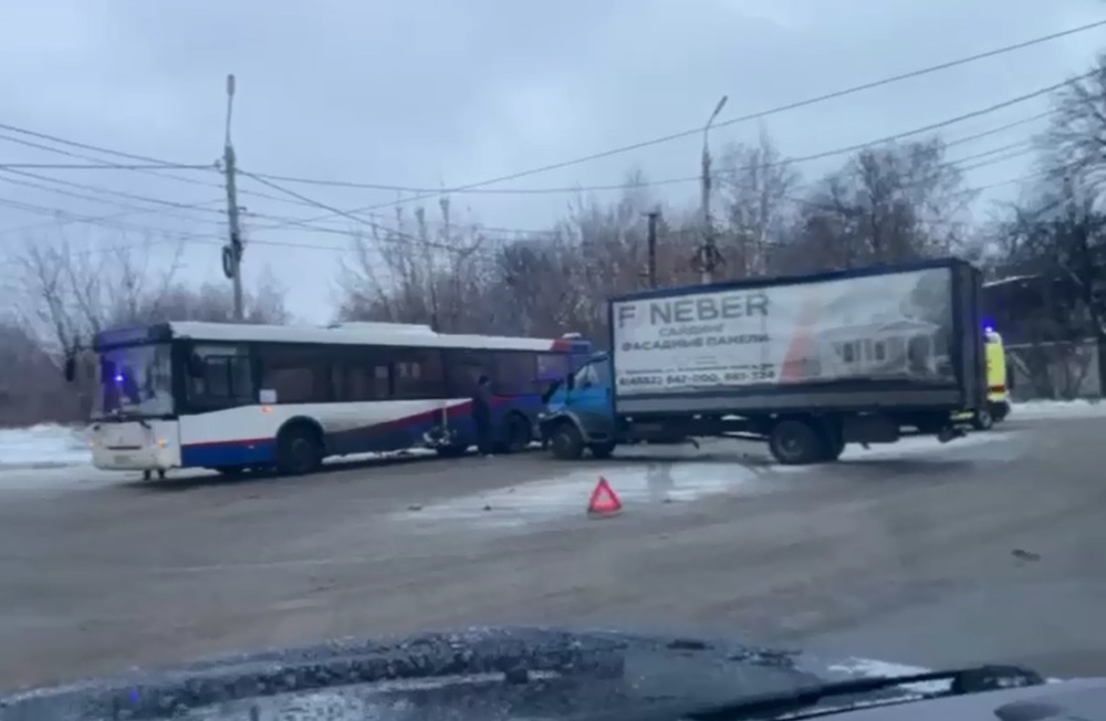 Двое взрослых и ребенок пострадали в Ярославле в ДТП с участием автобуса