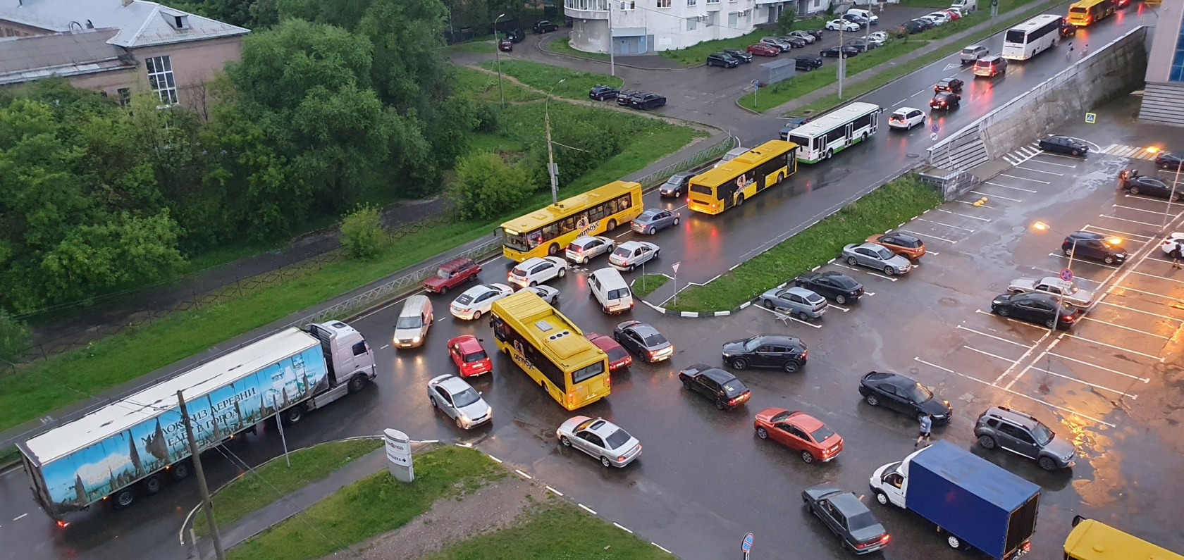 что произошло в ярославле. дтп ярославль троллейбус. авария екатеринбург большакова- ул серова. пожар в здании. улица большакова в серове.