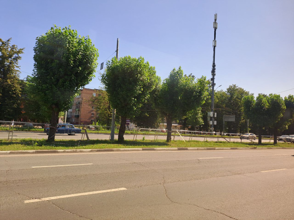 Жителям Дзержинского района Ярославля не понравился новый забор на Ленинградском проспекте