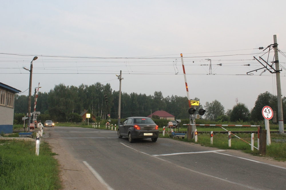 На переезде в Ярославле локомотив сбил автомобиль