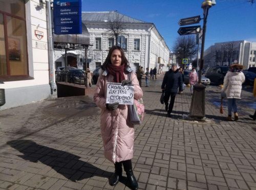 Татьяна Никифорова вышла в центр Ярославля с одиночным пикетом в поддержку родственников погибших в кемеровской трагедии детей: фото