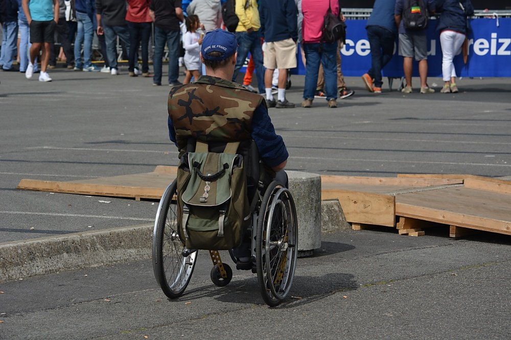 Житель Ростова подрался с мужчиной и похитил его инвалидное кресло