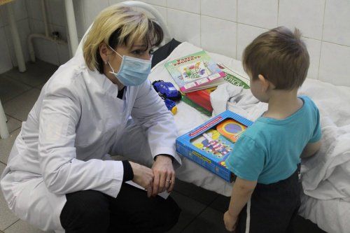 Сотрудники аппарата детского омбудсмена навестили в больнице мальчика, жившего на теплотрассе с матерью 