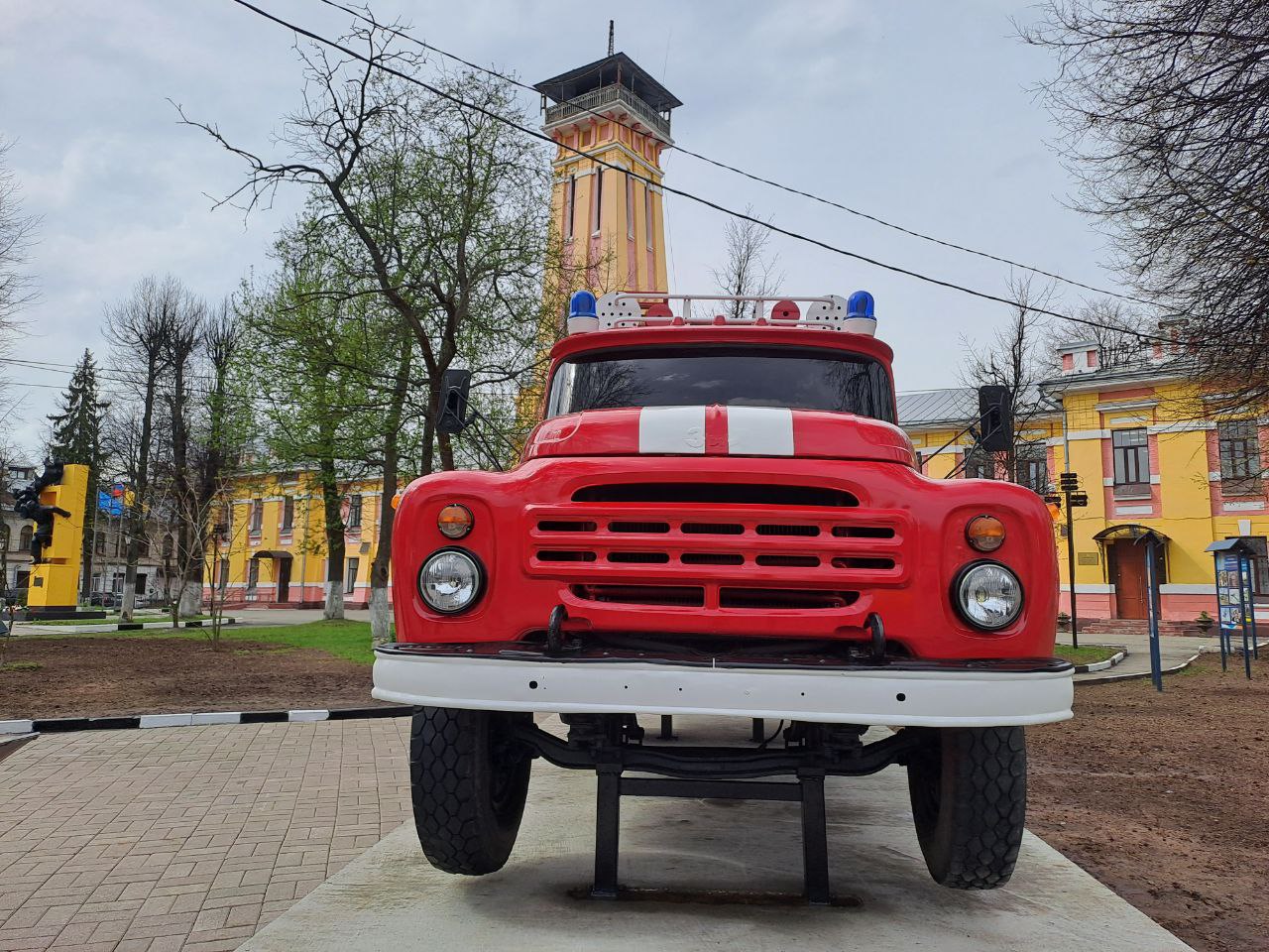 В Ярославле открыли памятник пожарной машине | 26.04.24 | Яркуб