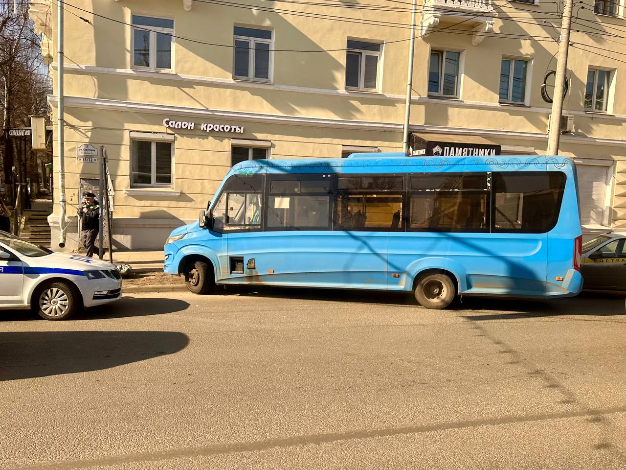 В центре Ярославля автобус с пассажирами врезался в бордюр и столб |  10.04.23 | Яркуб