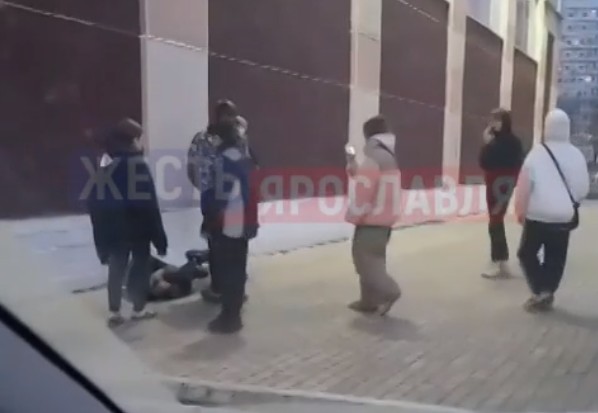 Повалили на землю и снимали на видео: в Ярославле толпа подростков избила сверстника