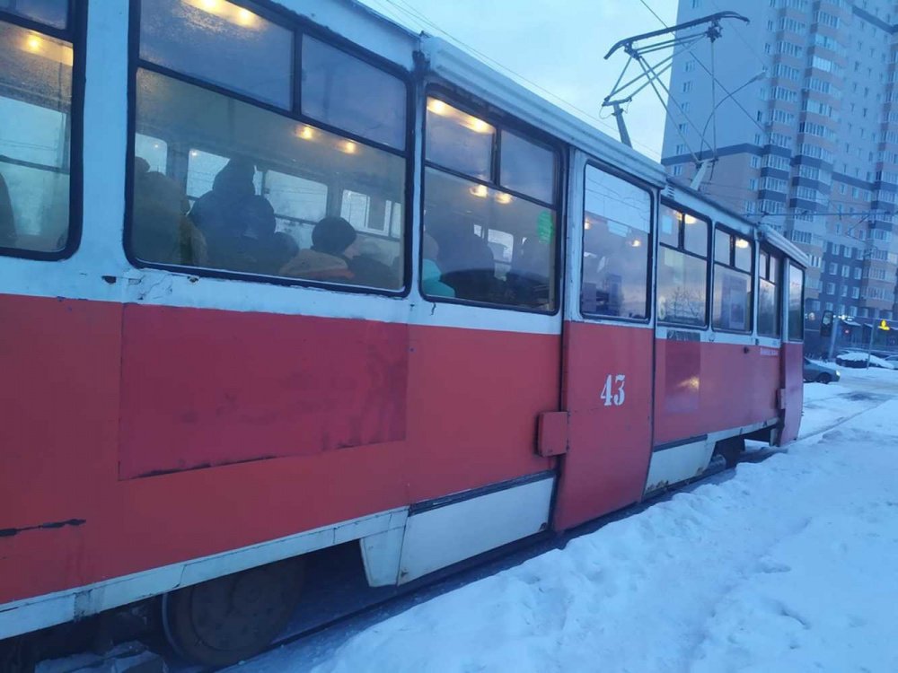 «Ломаются и ходят через час»: ярославцы требуют заменить трамваи